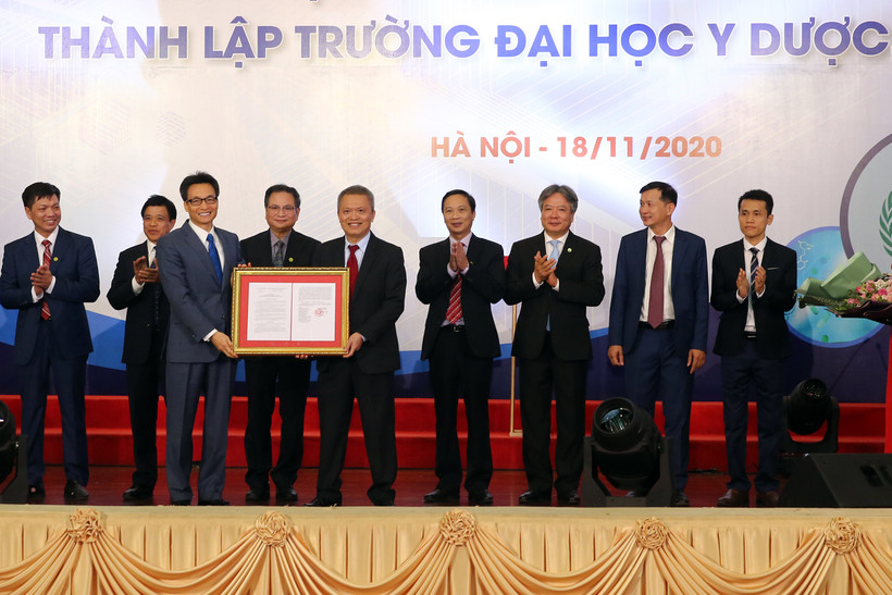 Phó Thủ tướng Vũ Đức Đam trao Quyết định của Thủ tướng Chính phủ thành lập Trường Đại học Y Dược - Đại học Quốc gia Hà Nội. Ảnh: VGP