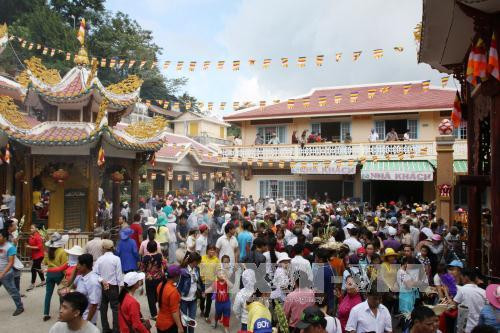 Vào những ngày đầu, hàng ngàn lượt du khách khắp nơi đổ về Khu du lịch quốc gia núi Bà Đen (Tây Ninh) để cầu tài, cầu lộc đầu năm. Ảnh: Phương Vy-TTXVN.