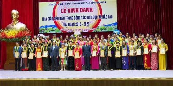 Các nhà giáo được tôn vinh tại buổi lễ. Ảnh: Nguyễn Chiến - TTXVN