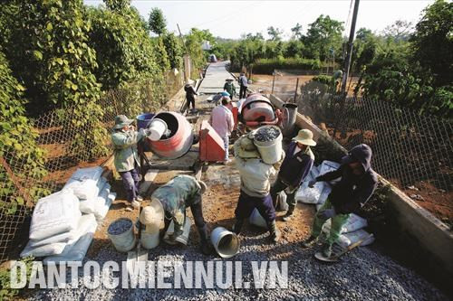 Thực hiện Chương trình mục tiêu Quốc gia xây dựng nông thôn mới, người dân xã biên giới Thuận An, huyện Đắk Mil đã góp tiền, công sức để bê tông hóa nhiều tuyến đường vào thôn, bon tạo điều kiện thuận lợi cho phát triển kinh tế, văn hóa thôn, bon. Ảnh: DT