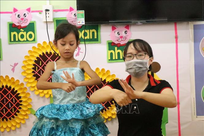 Giáo viên trường Mần non Cư Êbur, thành phố Buôn Ma Thuột, Đắk Lắk hướng dẫn cho học sinh cách rửa tay đúng cách. Ảnh: Tuấn Anh – TTXVN