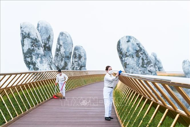 Lau dọn làm vệ sinh khử khuẩn cầu Vàng để chuẩn bị đón khách du lịch trở lại. Ảnh: TTXVN phát