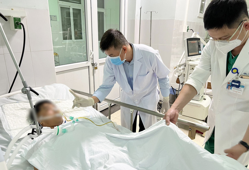  Các bác sĩ Bệnh viện Chợ Rẫy, Thành phố Hồ Chí Minh hỗ trợ điều trị cho các Bệnh nhân ngộ độc Botulinum tại Bệnh viện Đa khoa Khu vực Bắc Quảng Nam. Ảnh: TTXVN