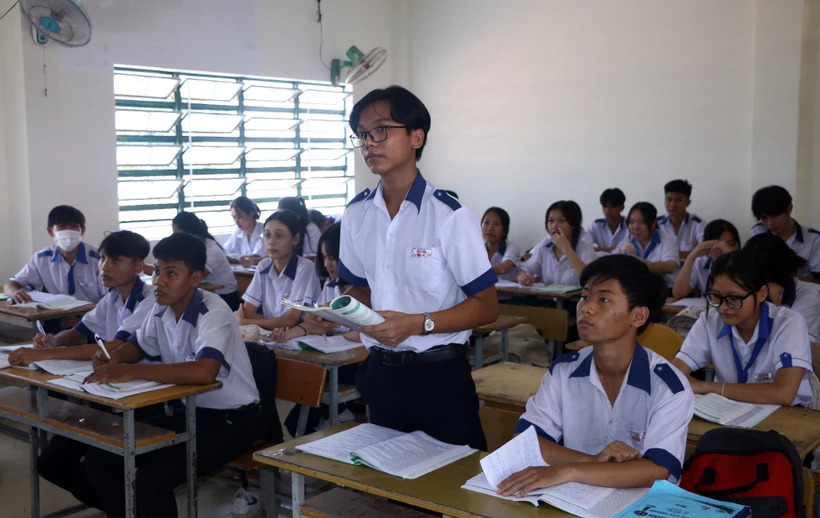 Học sinh dân tộc Khmer ở trường THPT Phú Tâm (huyện Châu Thành, tỉnh Sóc Trăng) trao đổi các vấn đề chưa hiểu với thầy cô. Ảnh: Tuấn Phi-TTXVN