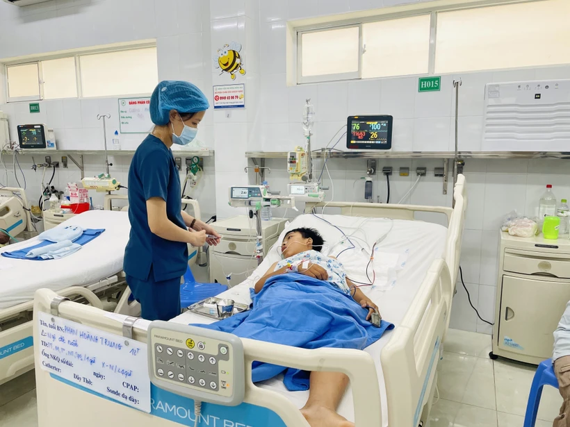 Bệnh nhi P.H.T đang được theo dõi sức khoẻ tại bệnh viện sau khi bị nghi ngộ độc nấm mọc trên xác nhộng ve sầu. Ảnh: Lê Xuân-TTXVN