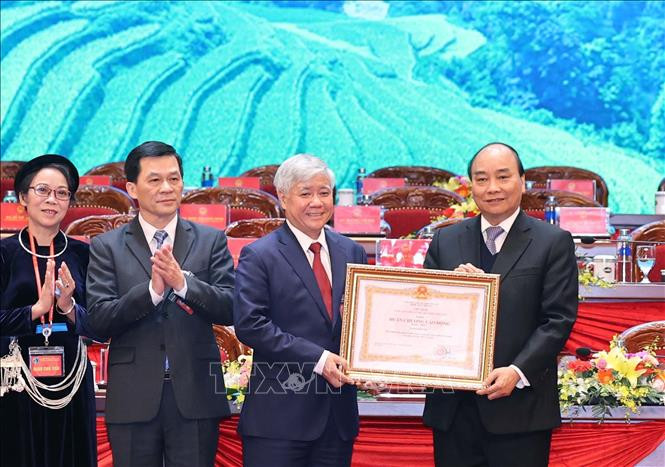 Thủ tướng Nguyễn Xuân Phúc, Chủ tịch Hội đồng Thi đua - Khen thưởng Trung ương trao tặng Huân chương Lao động hạng Nhất cho Uỷ ban Dân tộc. Ảnh: Thống Nhất – TTXVN