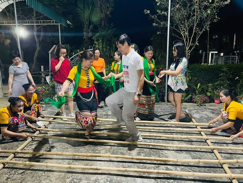 Du khách tham gia chương trình văn nghệ tại Homestay Hoa Thụ. Ảnh: Thu Hằng - TTXVN 