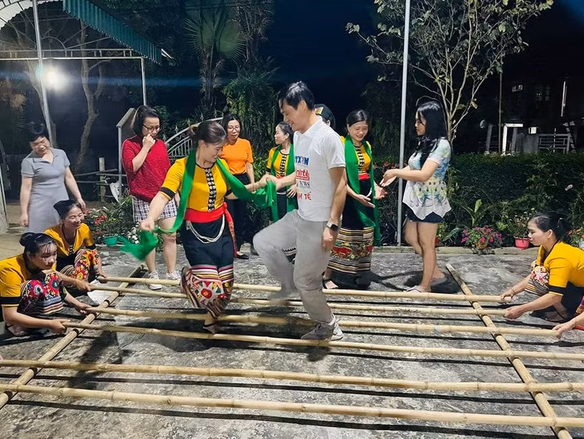 Du khách tham gia chương trình văn nghệ tại Homestay Hoa Thụ. Ảnh: Thu Hằng - TTXVN 