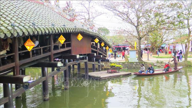 Cầu ngói Thanh Toàn là điểm du lịch nổi tiếng bởi kiến trúc cổ độc đáo. Ảnh: Tường Vi - TTXVN
