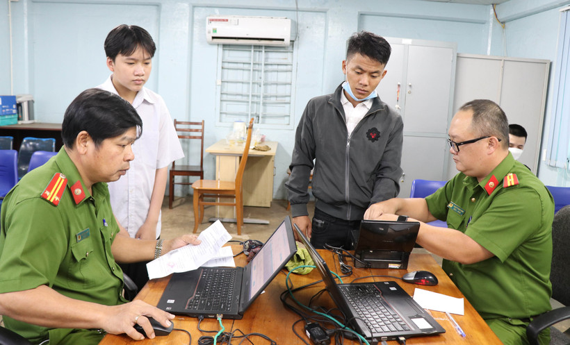 Công an tỉnh Gia Lai đẩy nhanh tiến độ cấp căn cước công dân cho người dân để đảm bảo điều kiện bỏ sổ hộ khẩu, sổ tạm trú vào đầu năm 2023. Ảnh: Hồng Điệp - TTXVN