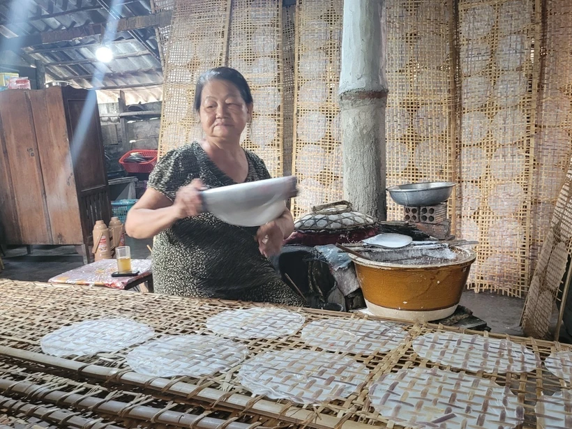 Gắn bó cả cuộc đời với nghề làm bánh tráng, bà Phan Thị Nhung (xã An Ngãi, huyện Long Điền) mong muốn làng nghề sẽ trở thành điểm du lịch cộng đồng để những người bám nghề sẽ có thêm thu nhập. Ảnh: Hoàng Nhị - TTXVN