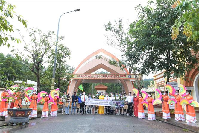 Đoàn du khách quốc tế tham quan Di sản văn hóa thế giới Mỹ Sơn. Ảnh: Đoàn Hữu Trung - TTXVN