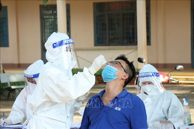 Lẫy mẫu xét nghiệm SARS-CoV-2 cho người dân thành phố Buôn Ma Thuột. Ảnh: Tuấn Anh – TTXVN