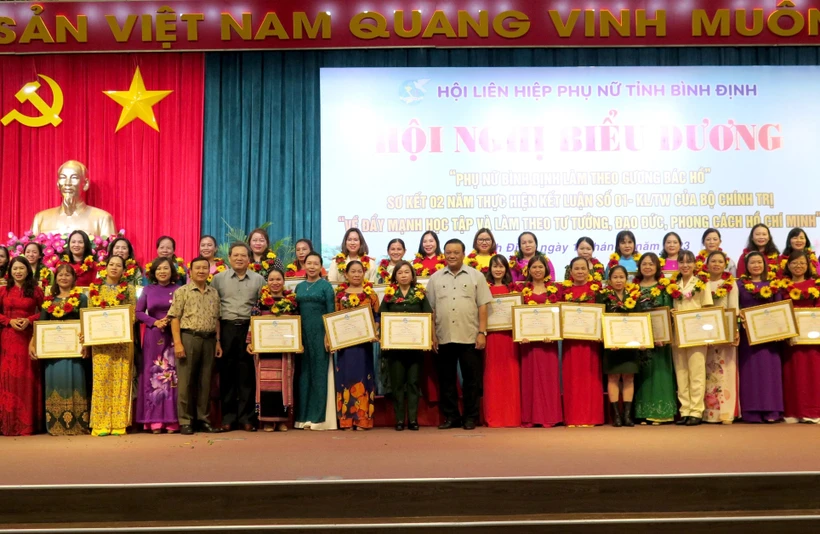 Trao tặng Bằng khen cho 18 tập thể, 34 cá nhân đã có thành tích xuất sắc trong 2 năm thực hiện Kết luận số 01-KL/TW của Bộ Chính trị về “Học tập và làm theo tư tưởng, đạo đức, phong cách Hồ Chí Minh”. Ảnh: Lê Phước Ngọc - TTXVN
