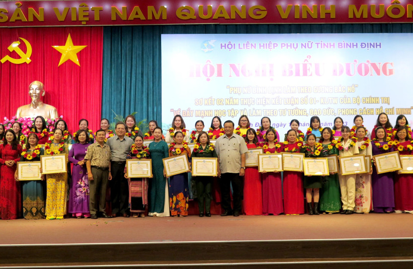 Trao tặng Bằng khen cho 18 tập thể, 34 cá nhân đã có thành tích xuất sắc trong 2 năm thực hiện Kết luận số 01-KL/TW của Bộ Chính trị về “Học tập và làm theo tư tưởng, đạo đức, phong cách Hồ Chí Minh”. Ảnh: Lê Phước Ngọc - TTXVN