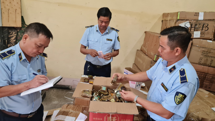 Thu giữ nhiều mặt hàng Tết Trung thu không rõ nguồn gốc ở Lào Cai
