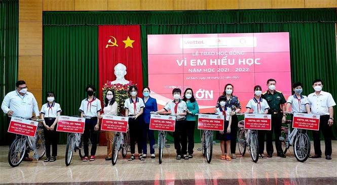 Trao học bổng là những chiếc xe đạp cho học sinh ở huyện Kế Sách. Ảnh: Trung Hiếu-TTXVN 
