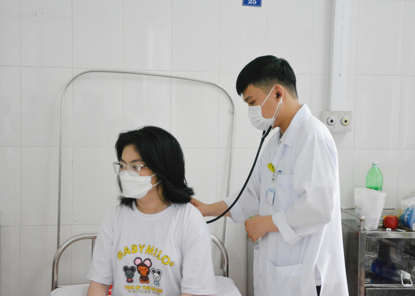 Bệnh nhân mắc sốt xuất huyết điều trị tại Bệnh viện Đa khoa thành phố Buôn Ma Thuột. Ảnh: Tuấn Anh - TTXVN