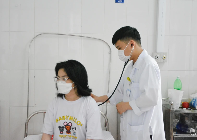 Bệnh nhân mắc sốt xuất huyết điều trị tại Bệnh viện Đa khoa thành phố Buôn Ma Thuột. Ảnh: Tuấn Anh - TTXVN