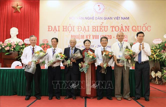Đồng chí Võ Văn Thưởng, Ủy viên Bộ Chính trị, Bí thư Trung ương Đảng, Trưởng Ban Tuyên giáo Trung ương tặng hoa cho các Ủy viên Ban Chấp hành nhiệm kỳ VII (2015-2020). Ảnh: Thành Đạt - TTXVN 