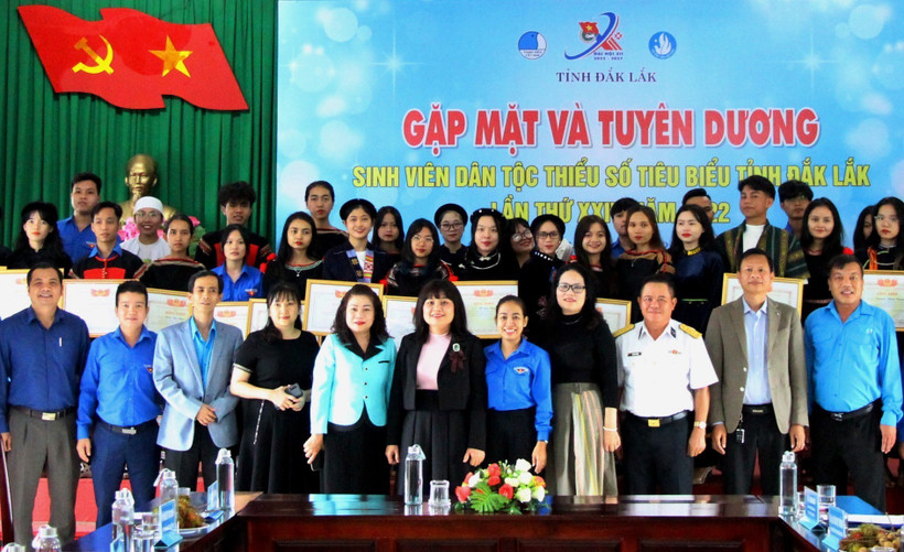 Tuyên dương sinh viên dân tộc thiểu số tiêu biểu có thành tích học tập giỏi tỉnh Đắk Lắk lần thứ XXIV, năm 2022. Ảnh: TTXVN phát