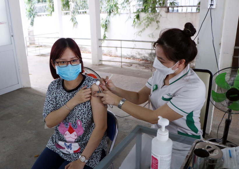 Tiêm vaccine phòng COVID-19 mũi 4 cho người dân tại Bệnh viện Đa khoa Sài Gòn-Phan Rang. Ảnh: Công Thử - TTXVN