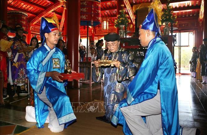 Lễ cúng của Hội đồng trị sự Nguyễn Phúc tộc Huế trong lễ rước Long vị Hoàng đế Hàm Nghi rước bài vị Hoàng đế Hàm Nghi và các nghĩa sỹ Cần Vương tại Thế Tổ miếu trong Hoàng thảnh Huế. Ảnh: Hồ Cầu-TTXVN