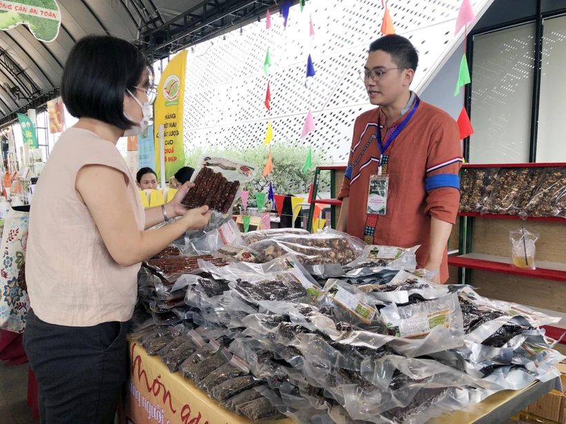 Gian hàng giới thiệu sản phẩm lạp xưởng gác bếp Hà Giang tại Lễ hội. Ảnh: Mỹ Phương - TTXVN