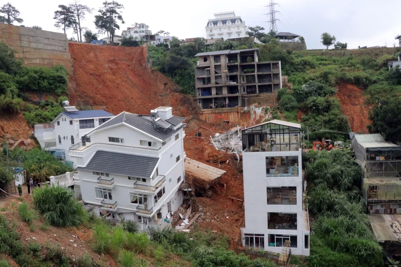 Khu vực xảy ra sạt lở, rất nhiều ngôi nhà cao tầng bị ảnh hưởng nghiêm trọng. Ảnh: Chu Quốc Hùng-TTXVN