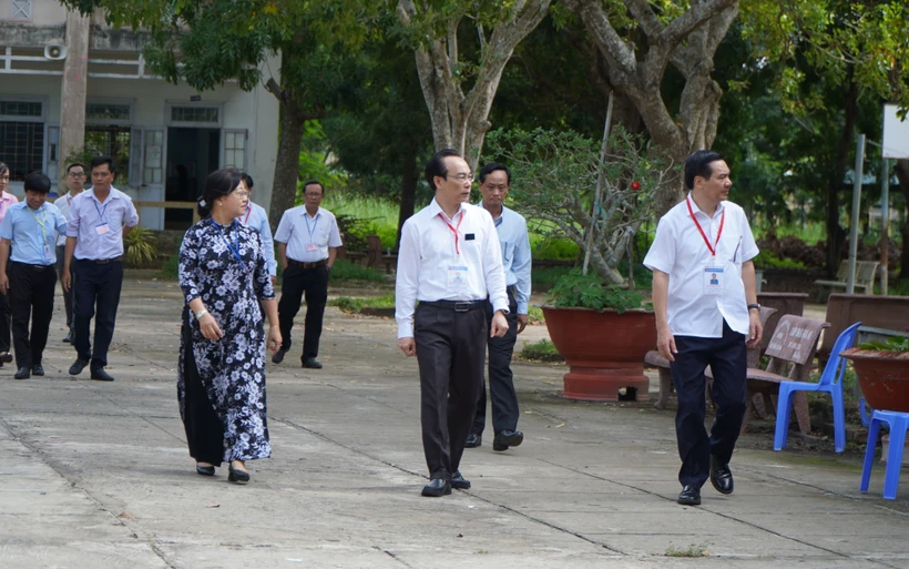 Đoàn công tác của Ban Chỉ đạo quốc gia Kỳ thi tốt nghiệp THPT năm 2023 do Thứ trưởng Bộ Giáo dục và Đào tạo Hoàng Minh Sơn, Phó trưởng Ban chỉ đạo làm Trưởng đoàn, kiểm tra công tác coi thi tại Điểm thi Trường THPT Thiên Hộ Dương (thành phố Cao Lãnh, tỉnh