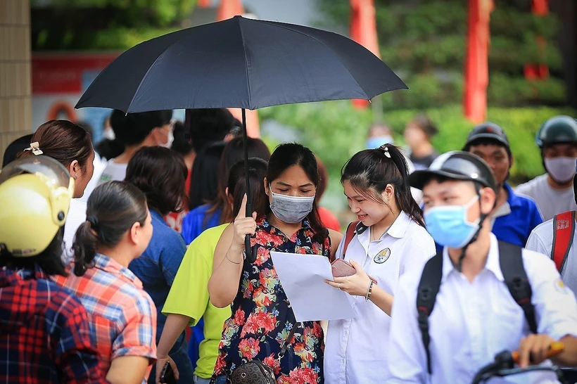 Thí sinh chia sẻ niềm vui và phần bài làm với phụ huynh tại điểm thi trường chuyên Hoàng Văn Thụ thành phố Hòa Bình. Ảnh: Trọng Đạt - TTXVN