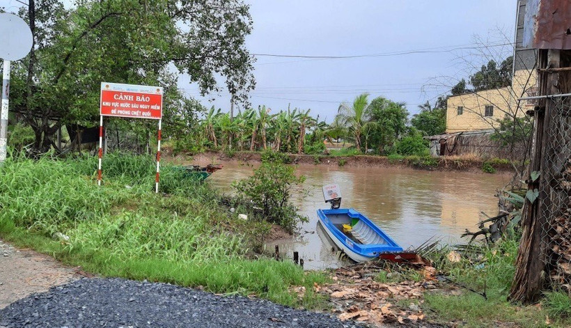 Một hồ có cắm biển cảnh báo phòng, chống đuối nước ở huyện Cư M’gar. Ảnh: Hoài Thu – TTXVN