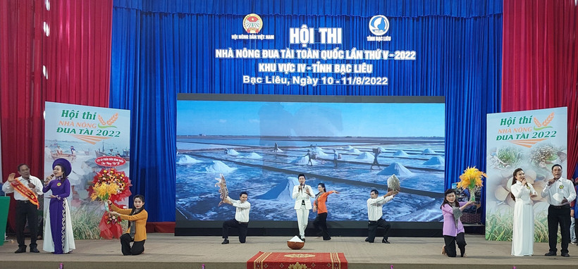 Phần thi "Lời chào nông dân" được thể hiện bằng hình thức sân khấu hóa. Ảnh: Tuấn Kiệt – TTXVN.