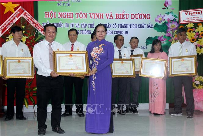 Lãnh đạo UBND tỉnh Sóc Trăng trao Danh hiệu Thầy thuốc ưu tú và Bằng khen cho tập thể, cá nhân có thành tích. Ảnh: Trung Hiếu - TTXVN