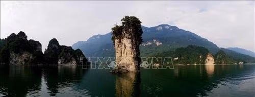Hòn Cọc Vài - điểm nhấn trong tour du lịch lòng hồ thủy điện Lâm Bình (Tuyên Quang). Ảnh: Nam Sương – TTXVN