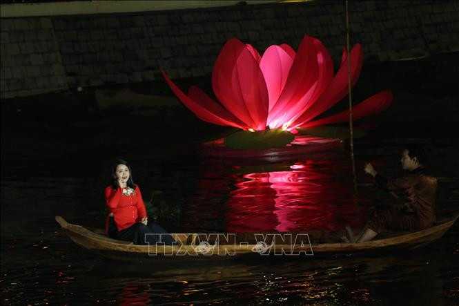 Hò Đồng Tháp được thể hiện với đặc trưng miền Tây sông nước. Ảnh: Chương Đài - TTXVN
