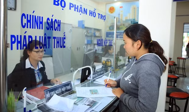 Người nộp thuế đươc hỗ trợ tư vấn, giải đáp chính sách thuế tại Chi cục thuế thành phố Đà Lạt. Ảnh: Hoàng Hùng - TTXVN