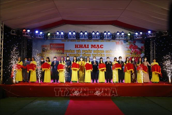Cắt băng khai mạc Hội báo Xuân năm 2022. Ảnh: Nam Sương - TTXVN