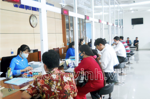 Người dân làm thủ tục hành chính ở Trà Vinh.Nguồn: baotravinh.vn 