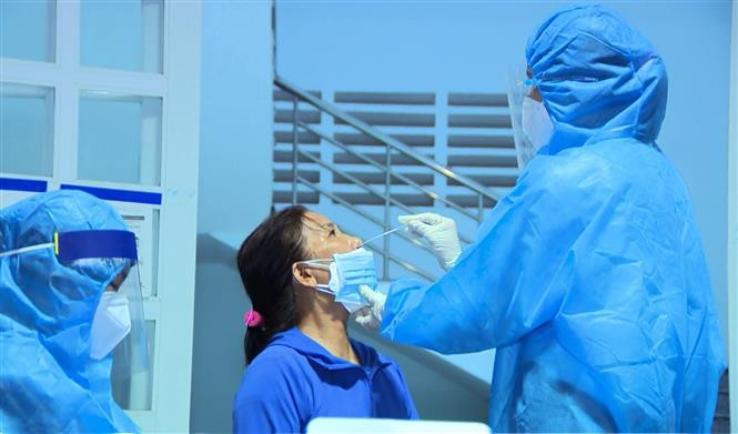 Test nhanh COVID-19 cho người dân ở phường Tam Quan (thị xã Hoài Nhơn), tỉnh Bình Định. Ảnh: Nguyên Linh-TTXVN 