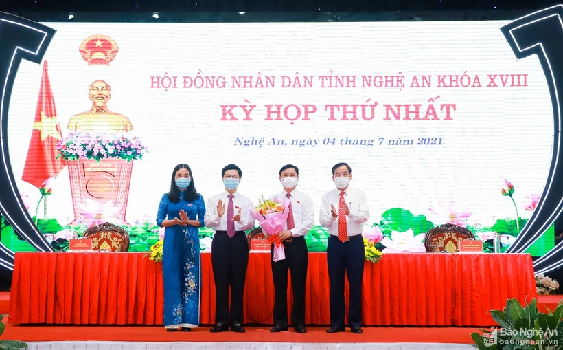 Lãnh đạo HĐND tỉnh Nghệ An khóa XVII tặng hoa chúc mừng ông Thái Thanh Quý - Ủy viên Ban Chấp hành Trung ương Đảng, Bí thư Tỉnh ủy được bầu giữ chức Chủ tịch HĐND tỉnh khóa XVIII. Ảnh: baonghean.vn 