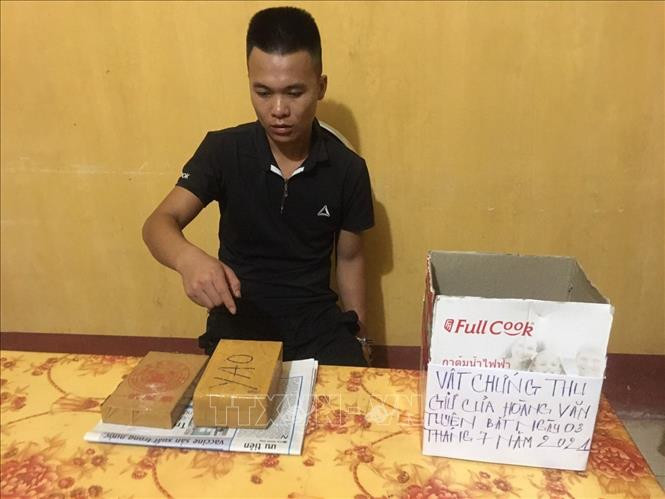 Đối tượng Hoàng Văn Tuyên và tang vật. Ảnh: TTXVN phát
