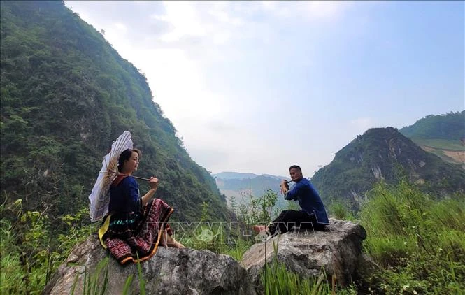 Các chàng trai cô gái đến với Chợ Phong lưu Khâu Vai. Ảnh: Minh Tiến - TTXVN phát