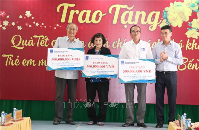 Chủ tịch Quốc hội Nguyễn Thị Kim Ngân dự lễ trao tặng quà Tết cho gia đình chính sách, hộ nghèo tỉnh Bến Tre