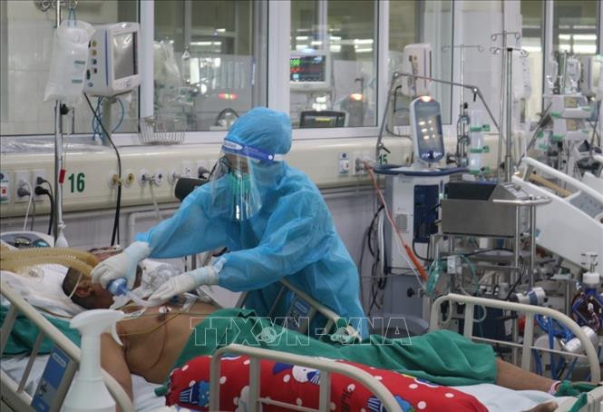Từ khi bùng phát đợt dịch COVID-19 thứ tư (24/7) đến nay, các bác sĩ, điều dưỡng của Khoa Hồi sức tích cực, Bệnh viện Bệnh Nhiệt đới Trung ương cơ sở 2 (Kim Chung, Đông Anh, Hà Nội) làm việc không kể ngày đêm để giành giật sự sống cho bệnh nhân nặng. Ảnh: