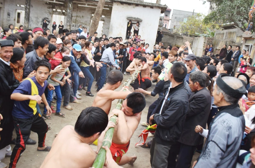 Bảo tồn, phát huy nghi lễ và trò chơi kéo mỏ tại lễ hội đền Vua Bà