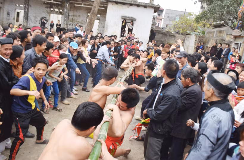 Bảo tồn, phát huy nghi lễ và trò chơi kéo mỏ tại lễ hội đền Vua Bà