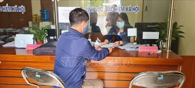 Người lao động nộp hồ sơ giải quyết chế độ tại cơ quan BHXH tỉnh Hải Dương. Ảnh: TTXVN phát