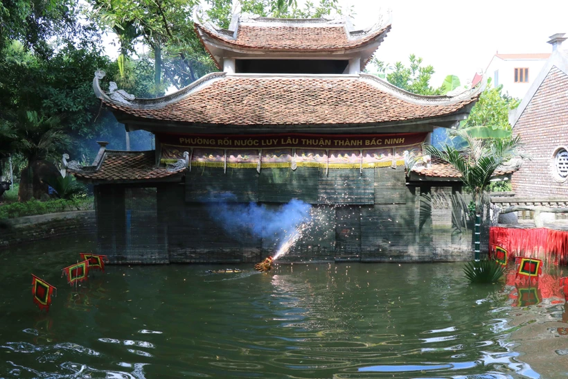 Tiết mục rồng phun lửa được các nghệ nhân rối nước Đồng Ngư biểu diễn tại thôn Đồng Ngư, xã Ngũ Thái, huyện Thuận Thành, tỉnh Bắc Ninh. Ảnh: Thanh Thương – TTXVN