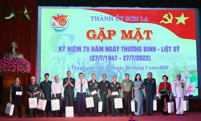 Ban tổ chức trao quà cho các các thương, bệnh binh, gia đình người người có công với cách mạng trên địa bàn thành phố Sơn La. Ảnh: Quang Quyết-TTXVN